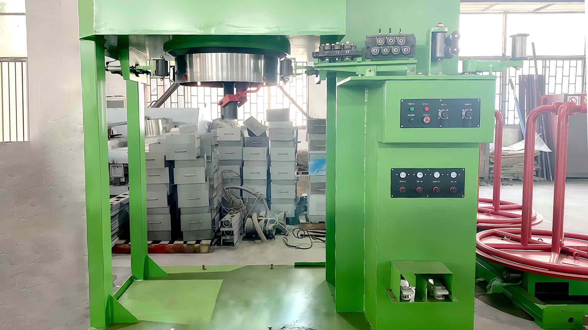 Kako stroj za izvlačenje žice u spremniku za vodu rješava nedostatke površine žice kao što su ogrebotine, oksidacija ili mikropukotine tijekom procesa izvlačenja?